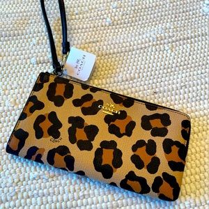 COACH wrist wallet. NWT. Perfect condition!